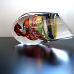 De kleuren door elkaar heen in het eivormige glaskunstwerk staan symbolisch voor 'Verbondenheid' ...